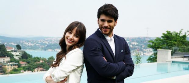 Ozge Gurel e Can Yaman sono Nazli e Ferit Ozge Gurel e Can Yaman sono Nazli e Ferit