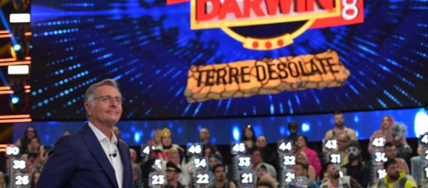 Replica Ciao Darwin, la sesta puntata in streaming su Mediaset Play Replica Ciao Darwin, la sesta puntata in streaming su Mediaset Play