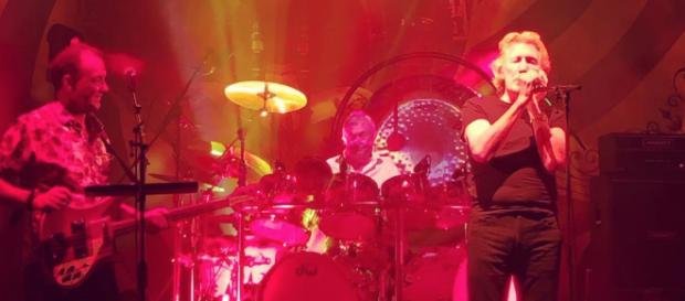 Roger Waters sul palco insieme a Nick Mason, entrambi ex compagni nei Pink Floyd Roger Waters sul palco insieme a Nick Mason, entrambi ex compagni nei Pink Floyd