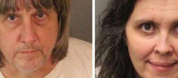 Tenevano segregati in casa i 13 figli: genitori californiani rischiano 25 anni di carcere. Tenevano segregati in casa i 13 figli: genitori californiani rischiano 25 anni di carcere.