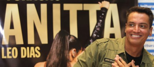 Leo Dias tem dia de popstar no lançamento de sua biografia da cantora Anitta. (Arquivo Blasting News)