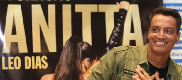 Leo Dias tem dia de popstar no lançamento de sua biografia da cantora Anitta. (Arquivo Blasting News) Leo Dias tem dia de popstar no lançamento de sua biografia da cantora Anitta. (Arquivo Blasting News)
