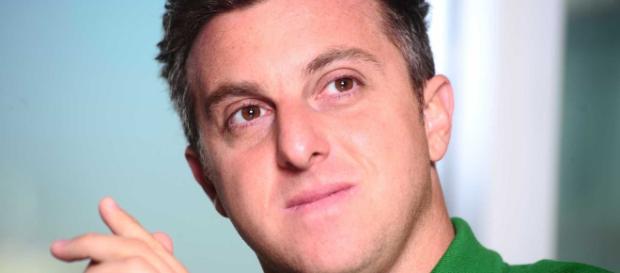 Luciano Huck flagra o filho tocando piano. (Arquivo Blasting News) Luciano Huck flagra o filho tocando piano. (Arquivo Blasting News)