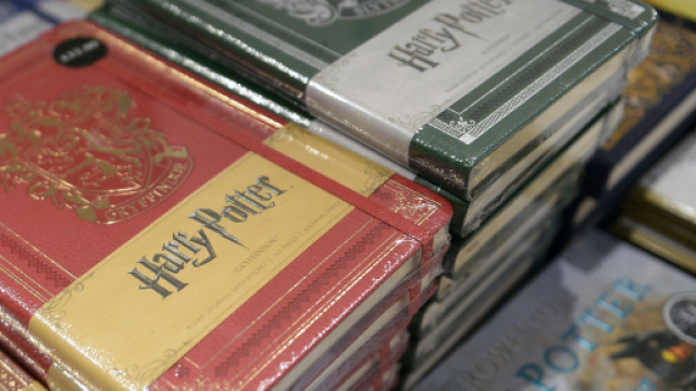 Pologne : des prêtres brûlent des livres des sagas "Harry Potter ... - rtl.fr