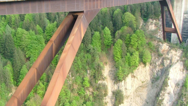 Udine, ricercatore universitario si lancia nel vuoto dal Ponte di Cadore: deceduto