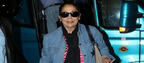 Así lucía la tonadillera Isabel Pantoja, al llegar al aeropuerto para viajar a Honduras