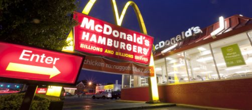 Australia: cenano da McDonald's e la figlia di 2 anni trova un preservativo nel locale