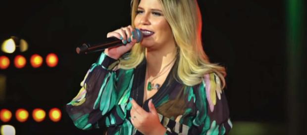 A cantora ficou feliz com o presente antigo (Arquivo Blasting News) A cantora ficou feliz com o presente antigo (Arquivo Blasting News)