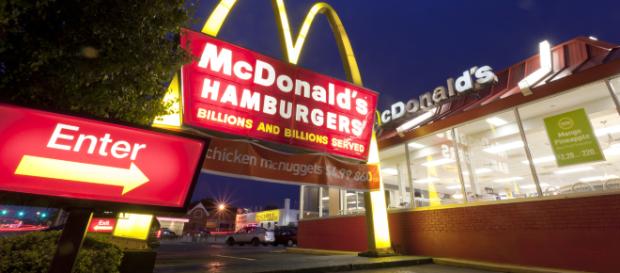 Australia: cenano da McDonald's e la figlia di 2 anni trova un preservativo nel locale Australia: cenano da McDonald's e la figlia di 2 anni trova un preservativo nel locale