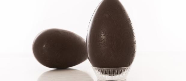 Milano, la figlia apre in anticipo l'uovo di Pasqua, il padre gli rompe il setto nasale Milano, la figlia apre in anticipo l'uovo di Pasqua, il padre gli rompe il setto nasale