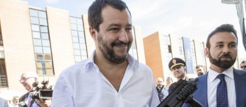 Matteo Salvini con il mitra, la foto che fa infuriare Roberto Saviano