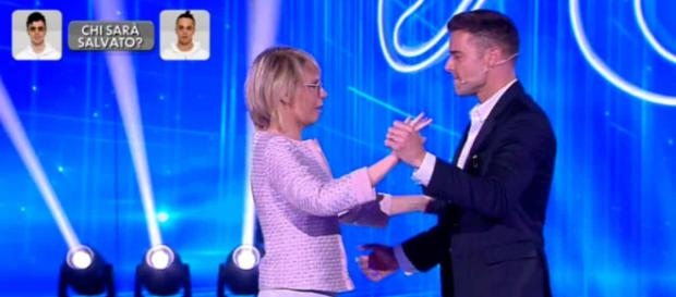 Amici: Maria De Filippi sfida 'Ballando' facendo un passo a due con Ricky Martin Amici: Maria De Filippi sfida 'Ballando' facendo un passo a due con Ricky Martin