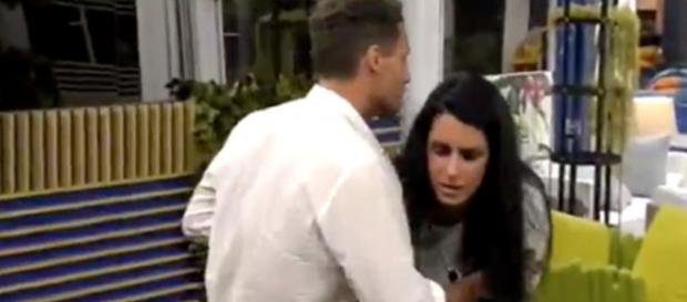GF 16, Gennaro Lillio trattiene a fatica Valentina Vignali durante la discussione con Alberico Lemme GF 16, Gennaro Lillio trattiene a fatica Valentina Vignali durante la discussione con Alberico Lemme