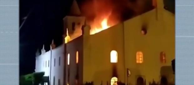 Igreja católica baiana é atingida por incêndio. (Reprodução/TV Bahia) Igreja católica baiana é atingida por incêndio. (Reprodução/TV Bahia)