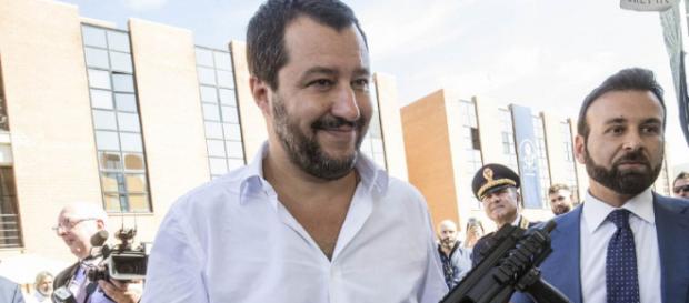 Matteo Salvini con il mitra, la foto che fa infuriare Roberto Saviano Matteo Salvini con il mitra, la foto che fa infuriare Roberto Saviano