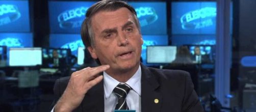 Bolsonaro rebate repórter da Globo. (Arquivo Blasting News)