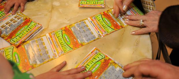 Pescatore disoccupato trova 'Gratta e vinci' da 100mila euro nel cestino Pescatore disoccupato trova 'Gratta e vinci' da 100mila euro nel cestino