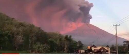 Major Eruption from Mount Agung volcano strands thousands in Bali. [Image source/Qronos16 YouTube video]