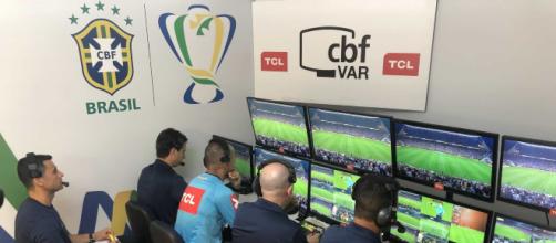 VAR causa polêmica na primeira rodada do Brasileirão. (Arquivo Blasting News)