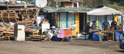 Al campo rom di Milano, Chiesa Rossa, i nomadi chiedono il reddito di cittadinanza.