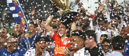Deputado ergue taça junto com goleiro do Corinthians (Divulgação/Instagram/@corinthians)