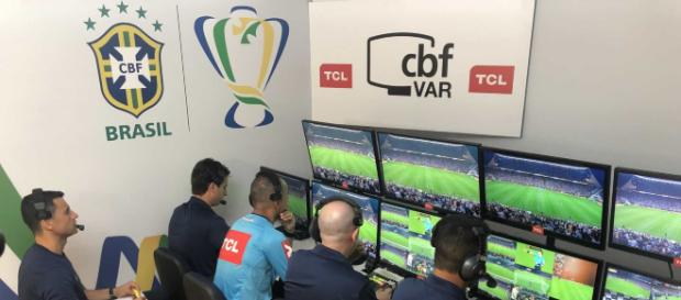 VAR causa polêmica na primeira rodada do Brasileirão. (Arquivo Blasting News) VAR causa polêmica na primeira rodada do Brasileirão. (Arquivo Blasting News)
