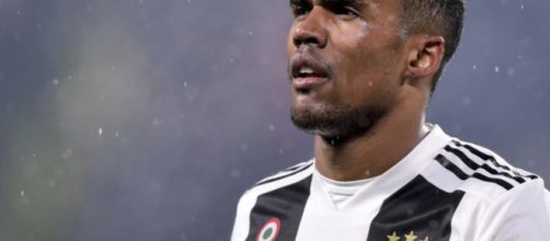 Calciomercato Juventus, i bianconeri sono già pronti a cedere Douglas Costa (RUMORS)