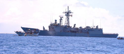 La fragata Navarra monta guardia frente al dhow rescatado de los piratas