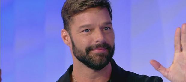 Anticipazioni Amici 18: Ricky Martin assente nella quinta diretta, tornerà sabato 4 maggio. Anticipazioni Amici 18: Ricky Martin assente nella quinta diretta, tornerà sabato 4 maggio.