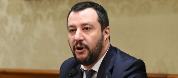 Matteo Salvini su striscione neofascista a Milano: 'Complimenti alle forze dell'ordine che hanno identificato 14 idioti' Matteo Salvini su striscione neofascista a Milano: 'Complimenti alle forze dell'ordine che hanno identificato 14 idioti'