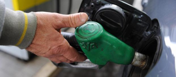 Rincaro dei prezzi benzina: oltre 2 euro per ogni litro. Rincaro dei prezzi benzina: oltre 2 euro per ogni litro.