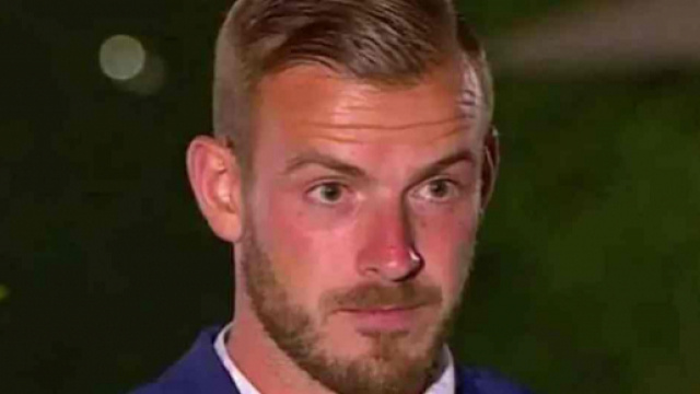 Après toutes les polémiques autour de lui, Julien Bert craque et se confie à sa grand-mère Juliette.
