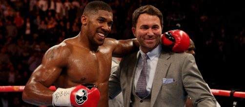 Anthony Joshua insieme al suo promoter, Eddie Hearn