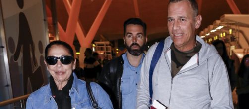 Fotografía de Carlos Lozano e Isabel Pantoja en el aeropuerto de camino a Honduras