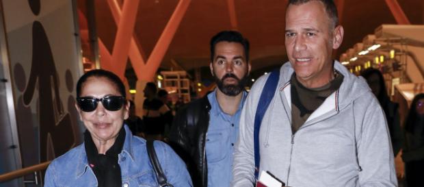 Fotografía de Carlos Lozano e Isabel Pantoja en el aeropuerto de camino a Honduras Fotografía de Carlos Lozano e Isabel Pantoja en el aeropuerto de camino a Honduras