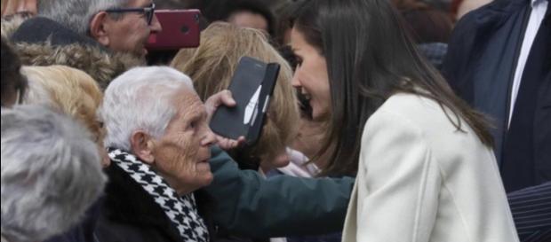 Letizia hablando con una señora en Lerma Letizia hablando con una señora en Lerma