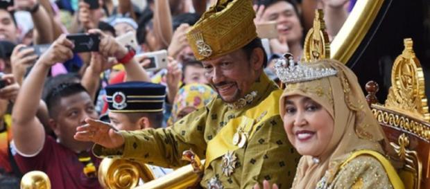 Sultano del Brunei introduce la pena di morte per gli omosessuali Sultano del Brunei introduce la pena di morte per gli omosessuali
