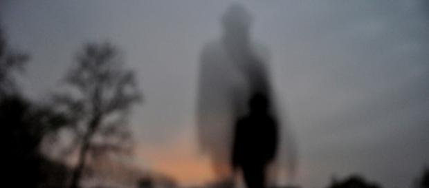 Una sombra femenina vigilando a un niño Una sombra femenina vigilando a un niño