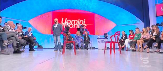 Uomini e Donne: Fabrizio Cilli inganna Gemma Galgani, lui lascia il programma Uomini e Donne: Fabrizio Cilli inganna Gemma Galgani, lui lascia il programma
