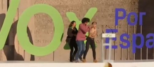 Activistas de Femen irrumpen en el acto de cierre de campaña de VOX en Madrid. / Telecinco