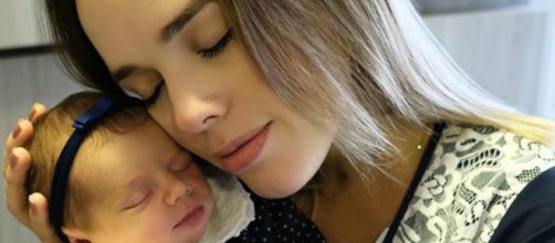 Cantora compartilhou com seus seguidores o momento do nascimento da sua filha. (Divulgação/Instagram/@thaeme)