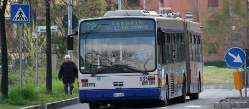 Torino, maxi-rissa su un bus urbano: il motivo è una bugia detta dalla ex di un 17enne