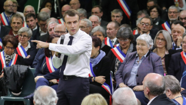 L'opposition charge Emmanuel Macron sur sa sortie du Grand débat national
