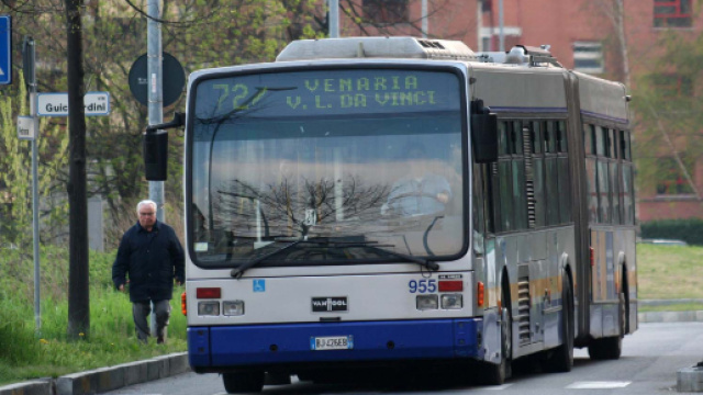 Torino, maxi-rissa su un bus urbano: il motivo &egrave; una bugia detta dalla ex di un 17enne