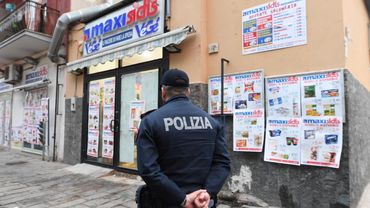 Napoli Lite In Un Supermercato Figlio Uccide Il Padre Accoltellandolo Alla Gola Napoli Lite In Un Supermercato Figlio Uccide Il Padre Accoltellandolo Alla Gola