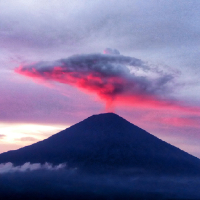 Las autoridades balinesas hartas de los turistas que se arriesgan ante un volcán