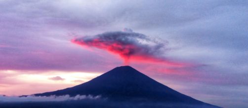 Las autoridades balinesas hartas de los turistas que se arriesgan ante un volcán