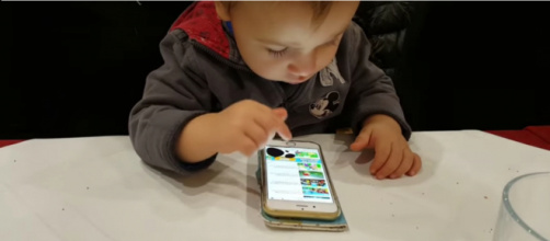 Bambino di un anno e mezzo che usa lo smartphone