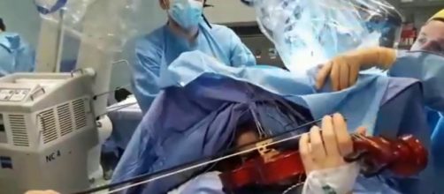 Violinista suona durante operazione