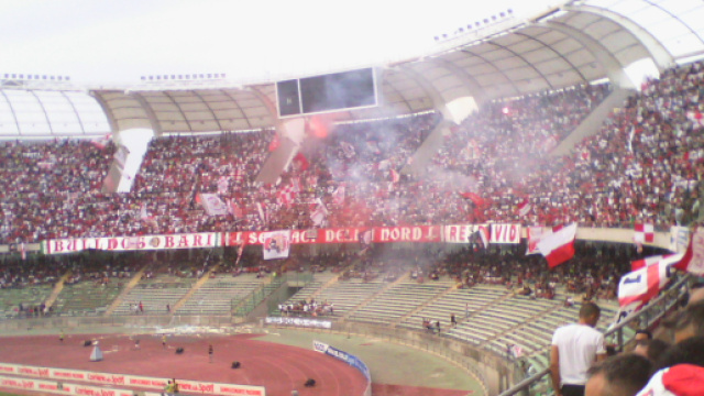 Bari, sassaiola contro i tifosi del Brescia sulla statale: un ferito